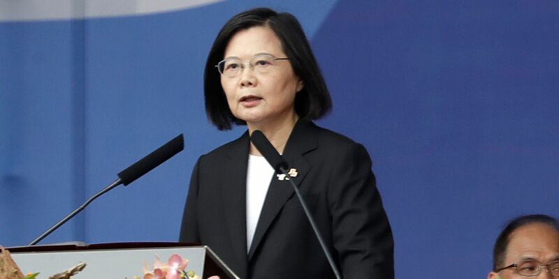 Tsai Ing-wen, Präsidentin von Taiwan, hält eine Rede während der Feierlichkeiten zum Nationalfeiertag vor dem Präsidialgebäude. Taiwans Präsidentin Tsai Ing-wen hat anlässl - Foto: Chiang Ying-ying/AP/dpa