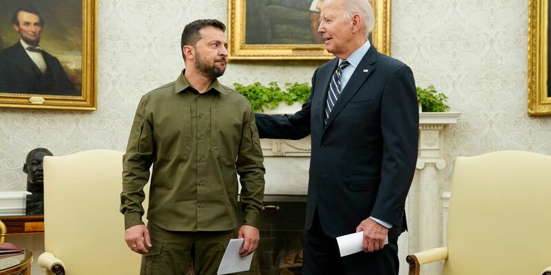 US-Präsident Joe Biden (r) trifft seinen ukrainischen Amtskollegen Wolodymyr Selenskyj im Oval Office des Weißen Hauses. - Foto: Evan Vucci/AP/dpa