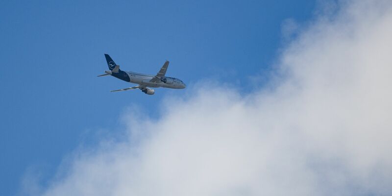 Die Lufthansa hat Flüge von und nach Tel Aviv zur Sicherheit bis Samstag ausgesetzt (Symbolbild). - Foto: Robert Michael/dpa