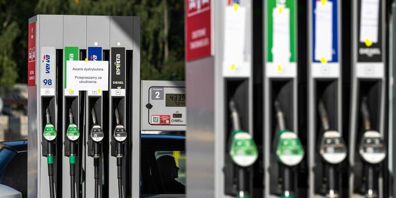 Der Terrorangriff auf Israel beeinflusst die Spritpreise an den Tankstellen bislang kaum. - Foto: Taneèek David/CTK/dpa