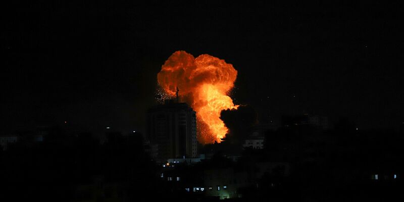 Nach einem israelischen Luftangriff in Gaza-Stadt steigt Rauch auf. - Foto: Rizek Abdeljawad/XinHua/dpa