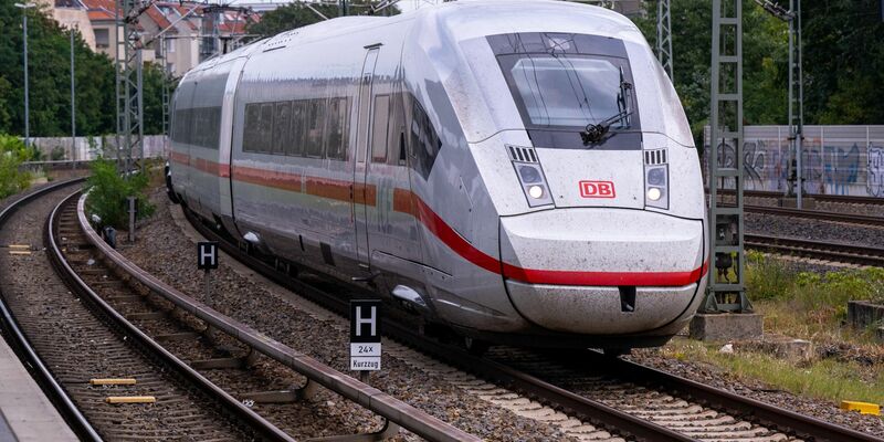 Die Bahn erhöht zum Fahrplanwechsel im Dezember für einige Angebote die Preise. - Foto: Monika Skolimowska/dpa