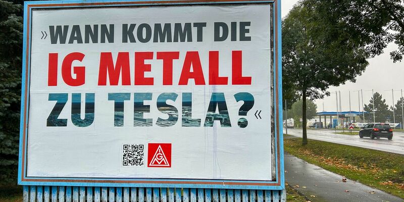 Mehr als 1000 Beschäftigte von Tesla habven nach Angaben der IG Metall in der Fabrik in Grünheide gemeinsam bessere Arbeitsbedingungen eingefordert. - Foto: Patrick Pleul/dpa