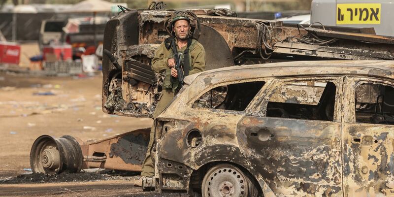 Ein israelischer Soldat steht auf dem Gelände des elektronischen Musikfestivals Supernova nach dem tödlichen Angriff islamistischer Hamas-Kämpfer vom 07.10.2023, bei dem 260 Menschen starben und mehr als 100 Menschen als Geiseln genommen wurden. - Foto: Ilia Yefimovich/dpa