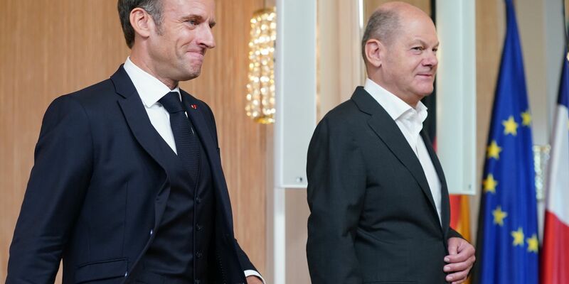Bundeskanzler Olaf Scholz (r) und Frankreichs Staatspräsident Emmanuel Macron in Hamburg. - Foto: Marcus Brandt/dpa