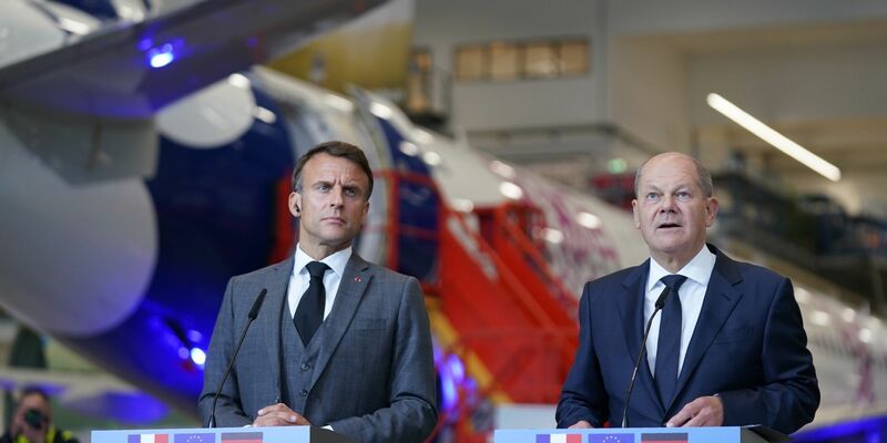 Bundeskanzler Olaf Scholz und Frankreichs Präsident Emmanuel Macron (l) in Hamburg. - Foto: Marcus Brandt/dpa