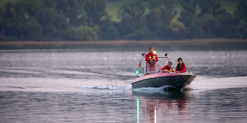 Rettungskräfte bei der Suche nach dem abgestürzten Hubschrauber auf dem Laacher See. - Foto: Thomas Frey/dpa