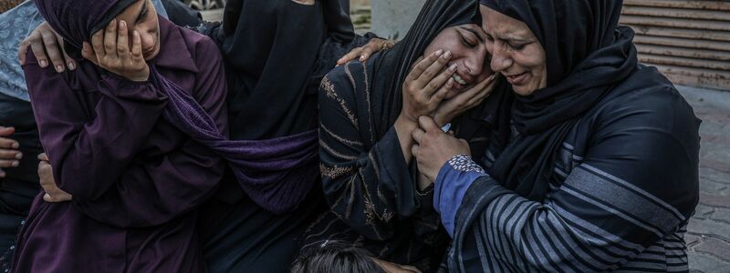 Frauen trauern um Angehörige, die bei einem israelischen Luftangriff auf den Gazastreifen getötet wurden. - Foto: Abed Rahim Khatib/dpa