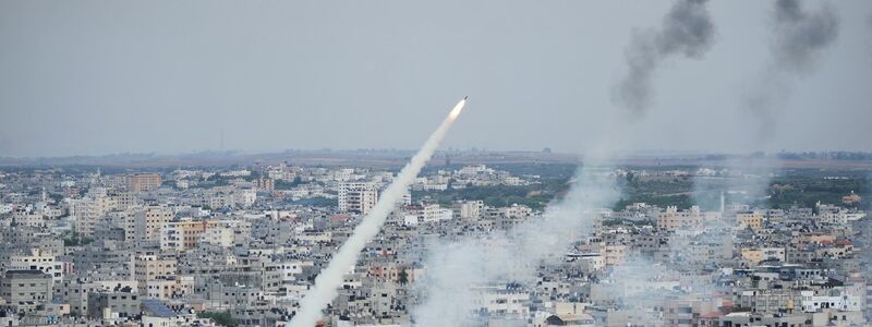 Raketen werden am 7. Oktober von der Hamas aus dem Gazastreifen auf Israel abgefeuert. - Foto: Hatem Moussa/AP/dpa