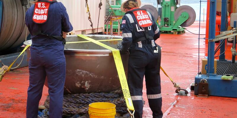 Ingenieure der US-Küstenwache untersuchen Trümmerteile des «Titan»-Tauchboots. - Foto: Uncredited/U.S. National Transportation Safety Board/AP/dpa