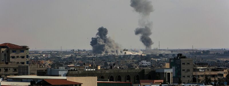 Während eines israelischen Luftangriffs steigt Rauch am Rafah-Grenzübergang zwischen Gaza und Ägypten auf. - Foto: Abed Rahim Khatib/dpa