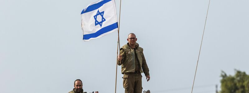 Israelische Soldaten sind nahe der Grenze zwischen Israel und dem Gazastreifen im Einsatz. - Foto: Ilia Yefimovich/dpa