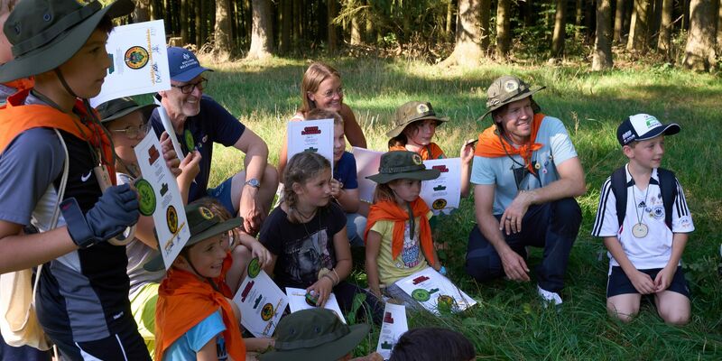 Grundschüler erkunden mit Ex-Formel-1-Weltmeister Sebastian Vettel die Natur rund um den Nürburgring. - Foto: Thomas Frey/dpa