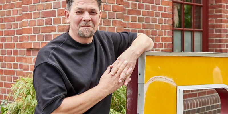 Der Koch und Autor Tim Mälzer vor seinem Restaurant «Bullerei» in Hamburg. - Foto: Georg Wendt/dpa