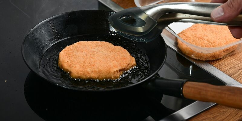 Veganes Cordon Bleu: Verbraucherinnen und Verbrauchern steht mittlerweile ein großes Sortiment an Fleischersatzprodukten zur Verfügung. - Foto: Bernd Weißbrod/dpa/Illustration