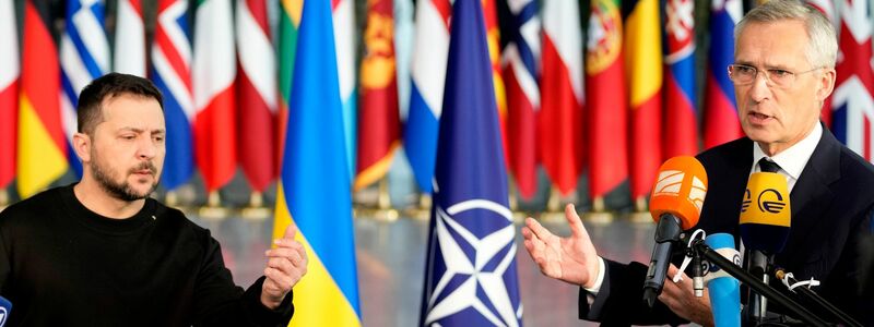 Wolodymyr Selenskyj zusammen mit Nato-Generalsekretär Jens Stoltenberg im Nato-Hauptquartier in Brüssel. - Foto: Virginia Mayo/AP/dpa