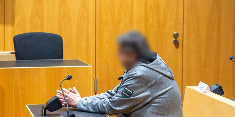 Im Augsburger Strafjustizzentrum bewachen Justizwachtmeister Familienangehörige, die wegen der Bedrohung und Misshandlung eines Mädchens angeklagt sind. - Foto: Stefan Puchner/dpa