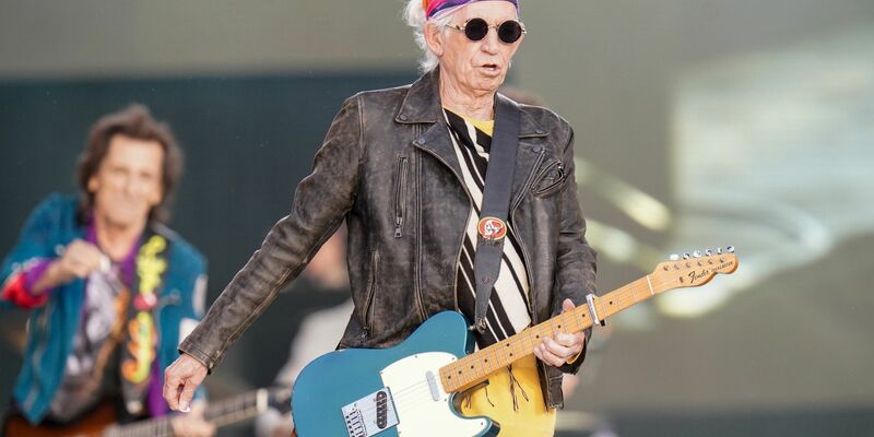 Keith Richards (vorn) und Ronnie Wood von den Rolling Stones im Hyde Park in London auf der Bühne. - Foto: Ian West/PA Wire/dpa