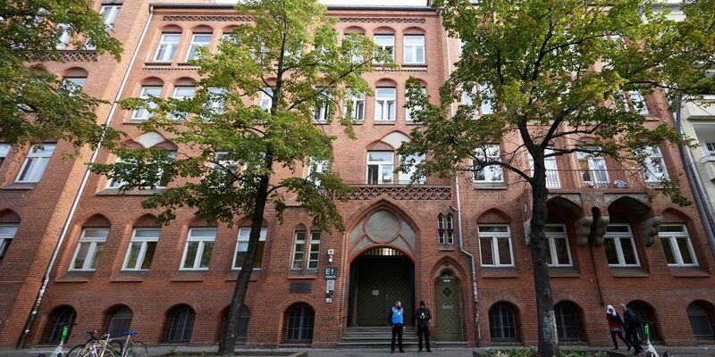 Blick auf den Eingang des Ernst-Abbe-Gymnasiums im Berliner Stadtteil Neukölln. An dieser Schule kam es zu einen Vorfall im Zusammenhang mit dem Israel-Konflikt. - Foto: Joerg Carstensen/dpa