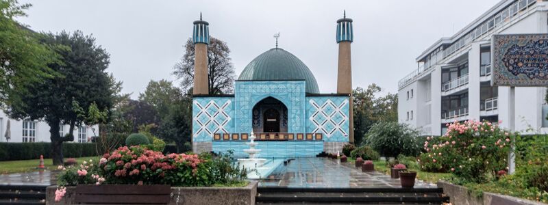Das Islamische Zentrum Hamburg (IZH) der Imam-Ali-Moschee, auch Blaue Moschee genannt, an der Außenalster. - Foto: Markus Scholz/dpa