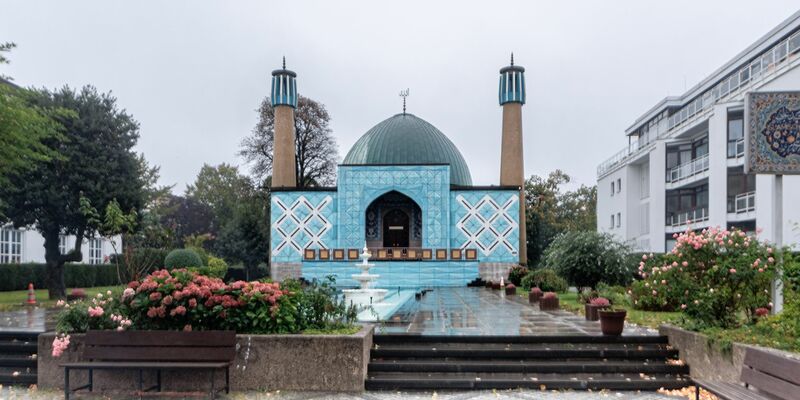Blick auf die Blaue Moschee an der Außenalster. - Foto: Markus Scholz/dpa