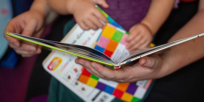 Die Bildungsstudie «Vorlesemonitor» betont die Wichtigkeit des Vorlesens für Kinder. - Foto: Fernando Gutierrez-Juarez/dpa