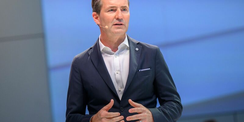 Der VW-Markenchef Thomas Schäfer begründet die Einstellung des Modells Up mit neuen Regeln für die Cybersecurity in Neuwagen. - Foto: Julian Stratenschulte/dpa