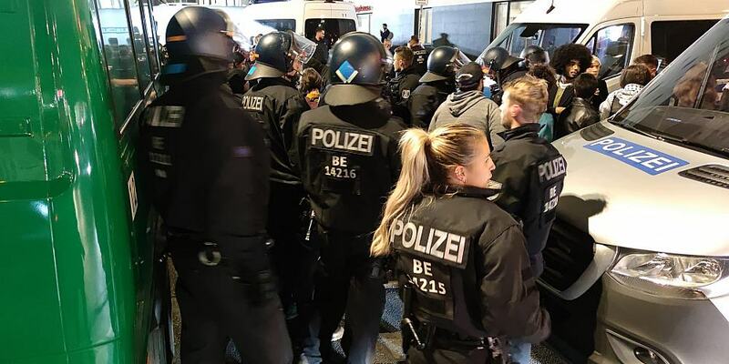 Personalienfeststellung nach Pro-Palästina-Demo in Berlin-Neukölln am 11.10.2023 - Foto: ?ber dts Nachrichtenagentur