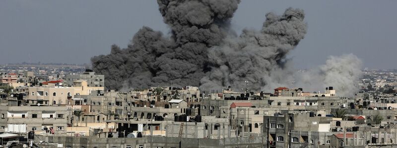 Rauch, Asche und Staub steigen nach israelischen Luftangriffen im südlichen Gazastreifen auf. - Foto: Abed Rahim Khatib/dpa