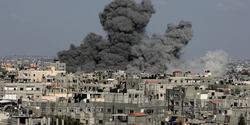 Rauch steigt in der Nähe von Rafah auf. - Foto: Abed Rahim Khatib/dpa