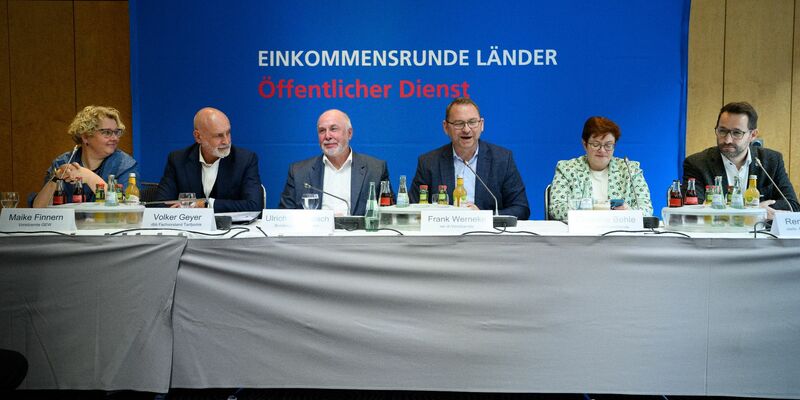 Pressekonferenz über den Beschluss der Tarifkommissionen der Vereinten Dienstleistungsgewerkschaft (Verdi) und des dbb Beamtenbund und Tarifunion in Berlin. - Foto: Bernd von Jutrczenka/dpa
