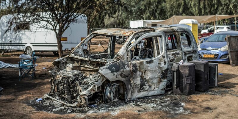 Spur der Zerstörung: Blick auf das Gelände des elektronischen Musikfestivals Supernova nach dem Terrorangriff der Hamas. - Foto: Ilia Yefimovich/dpa