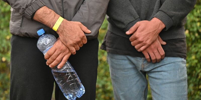 Die Polizei greift am Straßenrand unerlaubt eingereiste Migranten nahe der deutsch-polnischen Grenze auf. - Foto: Patrick Pleul/dpa