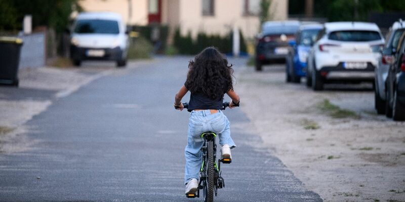 Sara fährt mit einem Fahrrad auf einer Straße in Berlin-Spandau. Die 12-jährige Gymnasiastin hat die häufigste Art von Kinderrheuma (juvenile idiopathische Arthritis). - Foto: Bernd von Jutrczenka/dpa