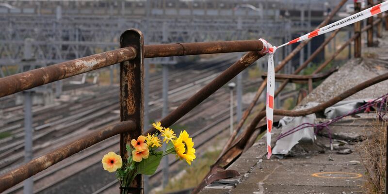 Ein Strauß Plastikblumen nahe der Unfallstelle in Mestre. - Foto: Antonio Calanni/AP/dpa