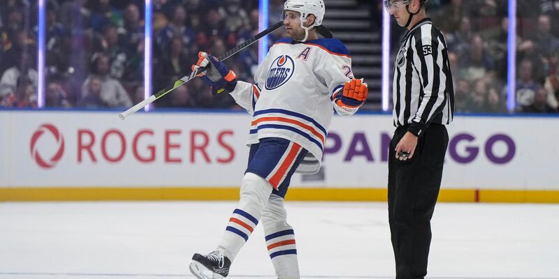 Edmontons Leon Draisaitl (l) im Zweikampf mit Ian Cole von den Vancouver Canucks. - Foto: DARRYL DYCK/The Canadian Press/AP/dpa