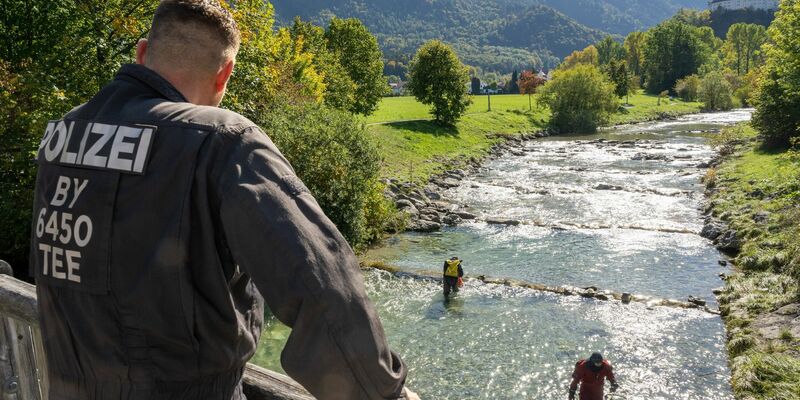 Nach dem Tod der Studentin suchen Polizeitaucher im Oktober 2022 in Aschau im Chiemgau das Flussbett der Prien nach Spuren ab. - Foto: Peter Kneffel/dpa