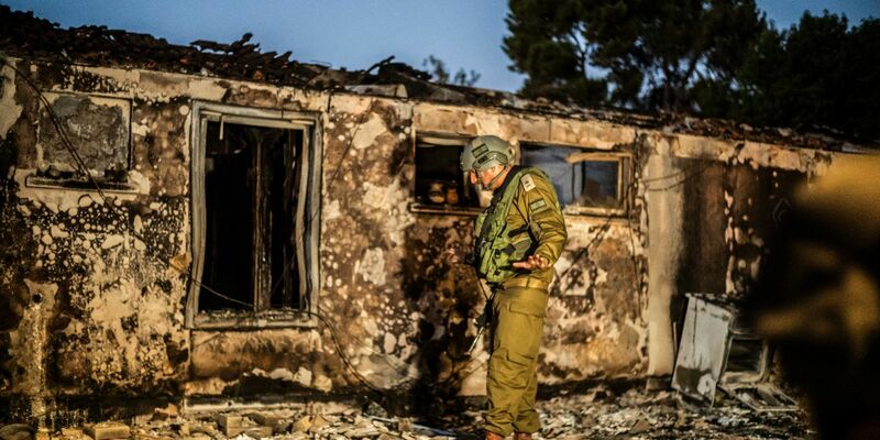 Ein israelischer Soldat inspiziert ein zerstörtes Haus im Kibbutz Beeri. Rettungskräfte hatten von dort grausame Bilder veröffentlicht. - Foto: Ilia Yefimovich/dpa