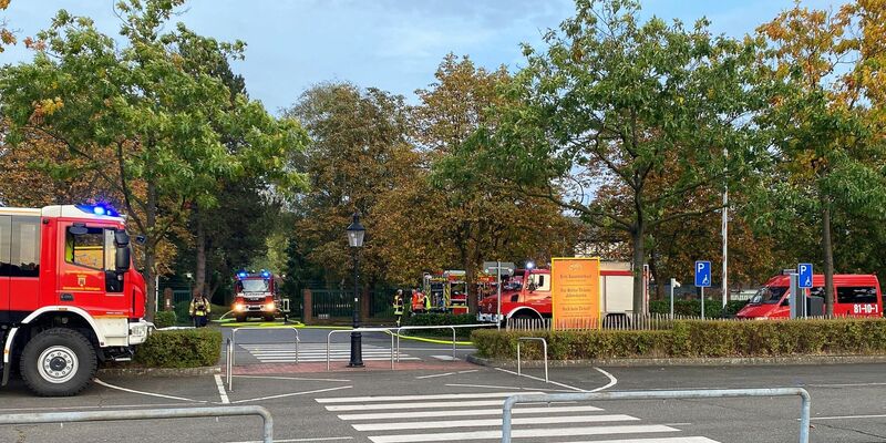 Einsatzfahrzeuge der Feuerwehr stehen vor dem Heidepark Soltau. - Foto: Sascha Thelen/dpa