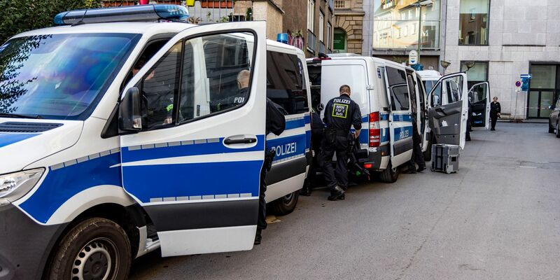 Polizisten sind in der Duisburger Innenstadt im Einsatz. - Foto: Christoph Reichwein/dpa