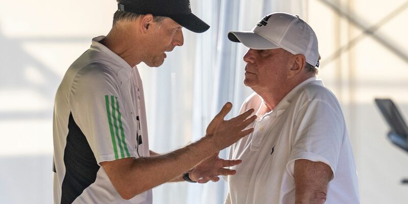 Uli Hoeneß steht zu seiner Kritik an Bayern-Trainer Thomas Tuchel. - Foto: David Inderlied/dpa
