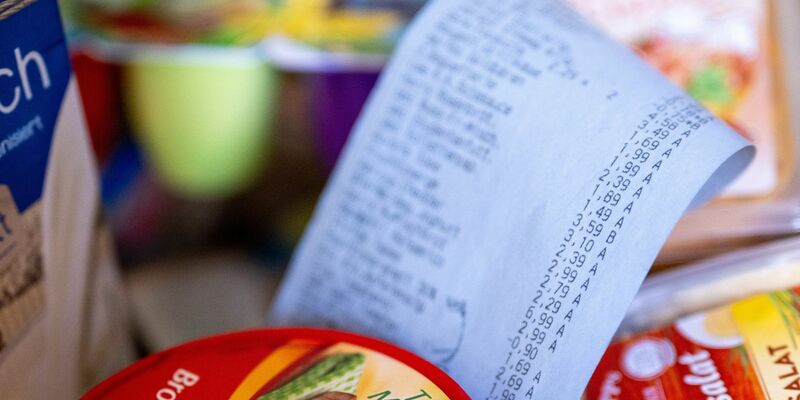 Ein Kassenbon im Einkaufskorb: Die Menschen in Deutschland fürchten sich einer Umfrage zufolge vor steigenden Lebenshaltungskosten. - Foto: Monika Skolimowska/dpa