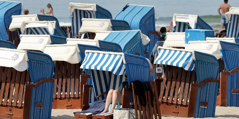 Zum Beginn des Wochenendes könnte es laut Prognosen des Deutschen Wetterdienstes in manchen Regionen noch einmal sommerlich heiß werden. - Foto: Bernd Wüstneck/dpa