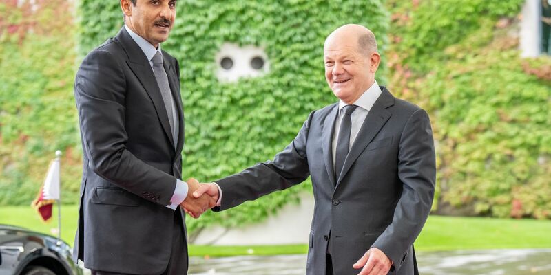 Kanzler Olaf Scholz begrüsst den Emir von Katar, Scheich Tamim bin Hamad bin Khalifa Al Thani, am Kanzleramt. - Foto: Michael Kappeler/dpa