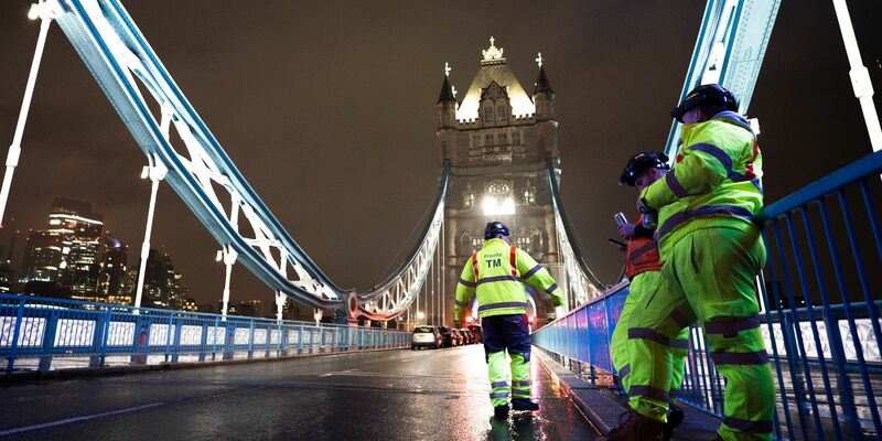 Ingenieure arbeiten an der Tower Bridge. Zum ersten Mal seit Jahrzehnten werden die zwei Meter langen «Nasenbolzen», die die beiden Baskülen (Brückendecks) zusammenhalten, wenn die Brücke geschlossen ist, entfernt und ersetzt. - Foto: James Manning/PA Wire/dpa