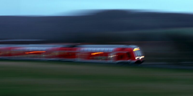 Immer mehr Menschen in Deutschland pendeln zur Arbeit. Das zeigt eine neue Statistik. Welche Verkehrsmittel dafür genutzt werden, geht daraus nicht hervor. - Foto: Karl-Josef Hildenbrand/dpa
