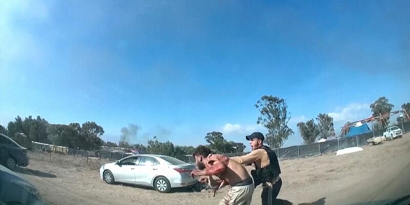 Auf diesem Bild aus einem Videos attackiert ein bewaffneter Palästinenser einen Israeli während eines Angriffs von militanten Hamas-Kämpfern auf die Teilnehmer eines Musikfestivals in der Negev-Wüste. - Foto: Uncredited/South First Responders/AP