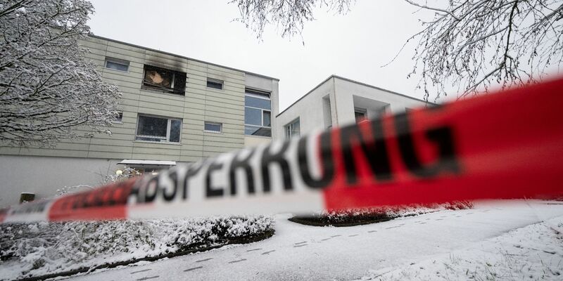 Polizeiabsperrband ist nach einem Brand in einer Pflegeeinrichtung in Reutlingen im Januar dieses Jahres um Teile des Gebäudes angebracht. - Foto: Marijan Murat/dpa