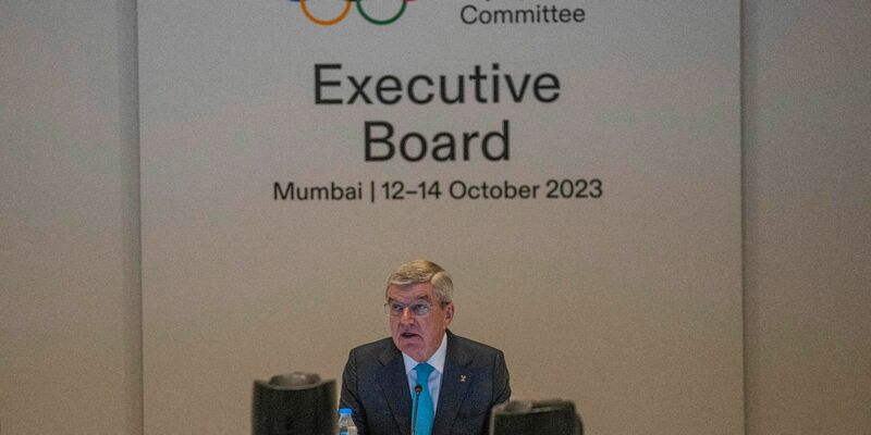 Bei der IOC-Generalversammlung in Mumbai wurde über die Amtszeit von Thomas Bach debattiert. - Foto: Rafiq Maqbool/AP/dpa