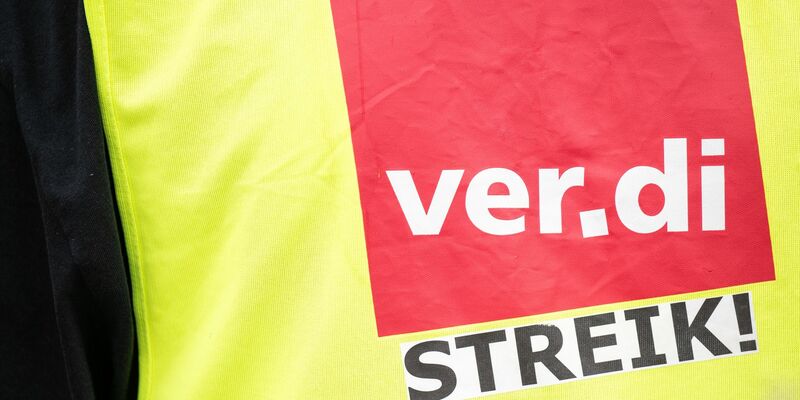 Die Gewerkschaft Verdi verhandelt über einen neuen Tarifvertrag für die Beschäftigten im Handel. (Symbolbild) - Foto: Hannes P. Albert/dpa